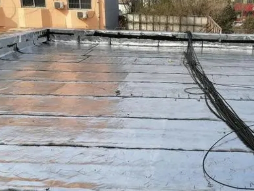 衡水卫生间漏水维修公司分享下衡水屋面楼顶防水刚性防水层施工要点。